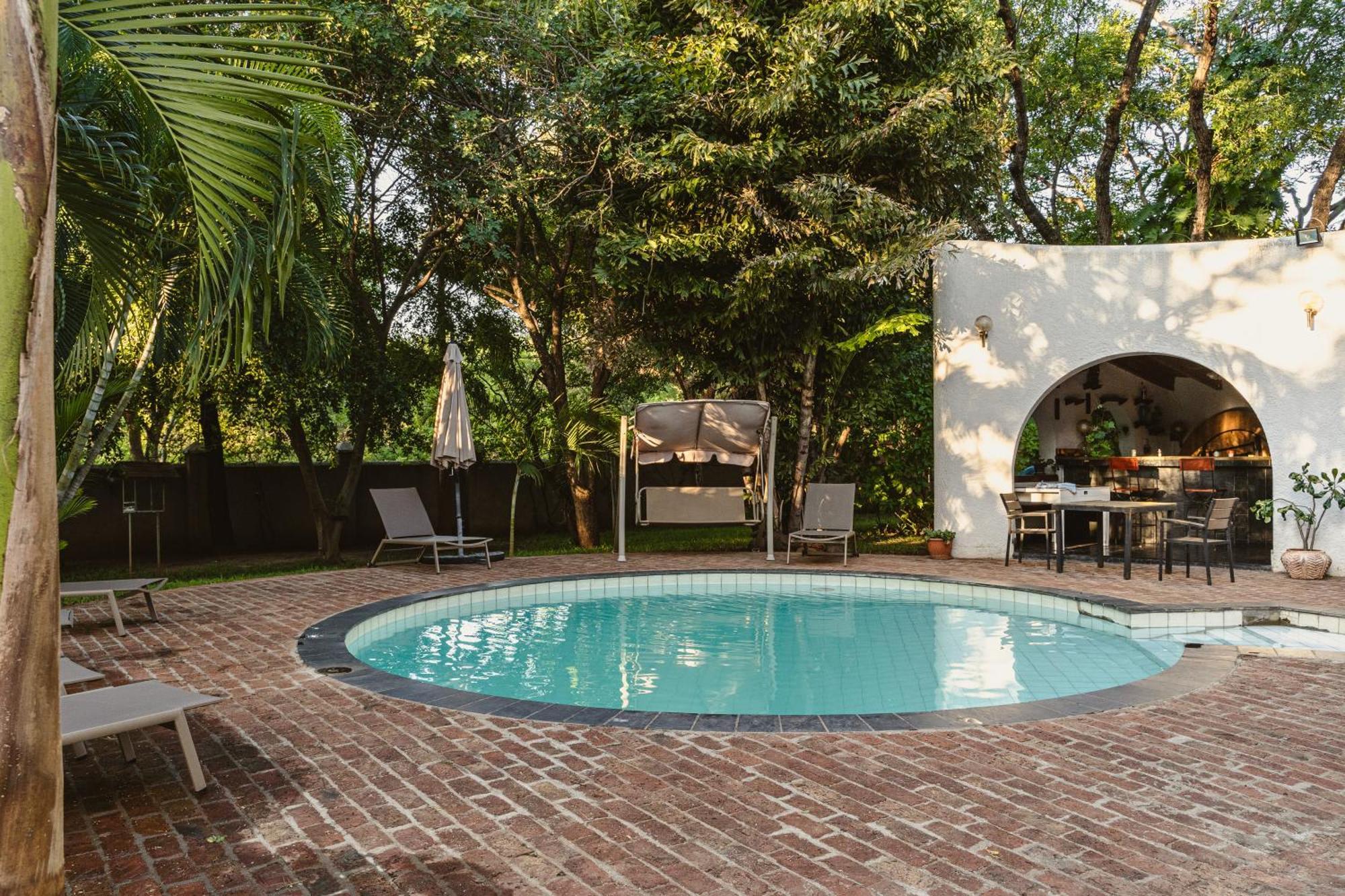 Jacaranda Lodge Виктория Фолс Екстериор снимка