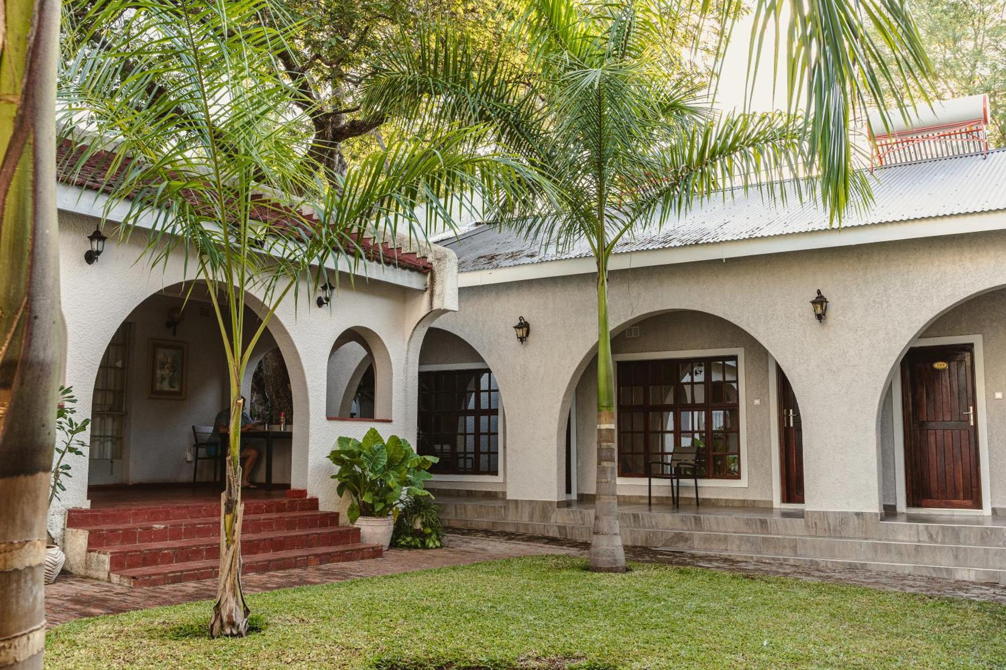 Jacaranda Lodge Виктория Фолс Екстериор снимка